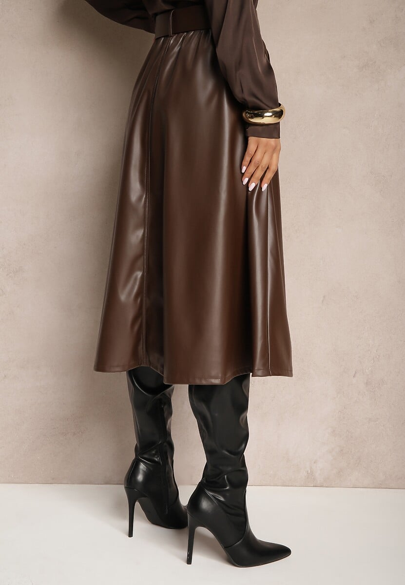 Brązowa Spódnica z Ekoskóry o Rozkloszowanym Kroju z Paskiem Sewida
