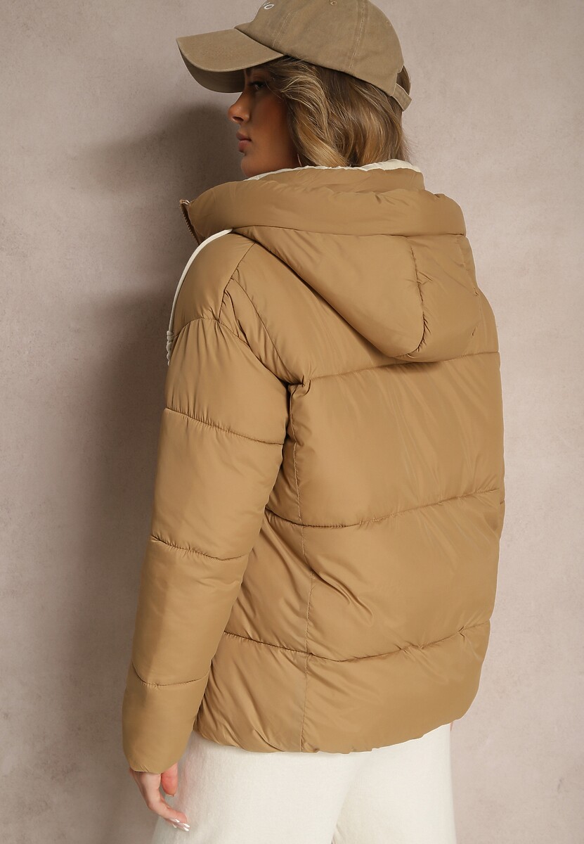 Jasnobeżowa Pudełkowa Kurtka z Kapturem i Kieszeniami Zdobiona Pikowanymi Przeszyciami Issenia