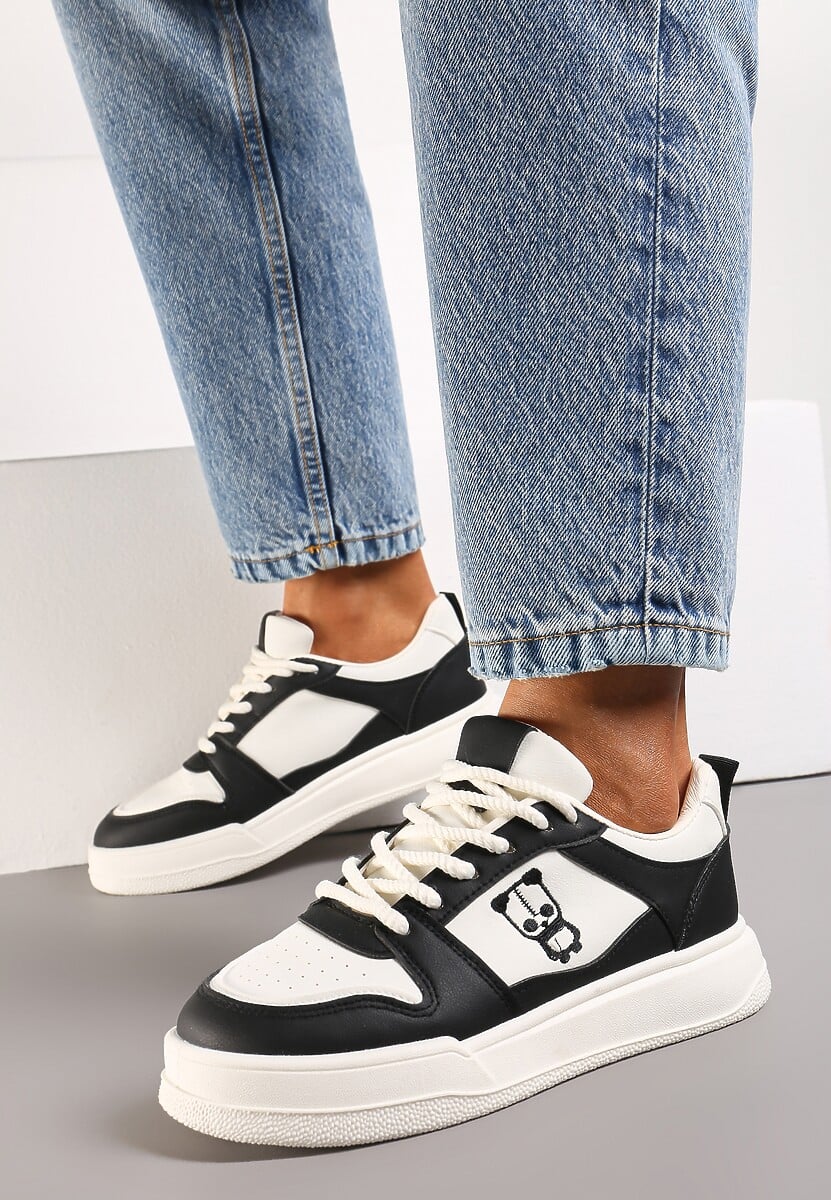 Czarno-Białe Sneakersy z Drobną Perforacją i Małym Nadrukiem Fredomia