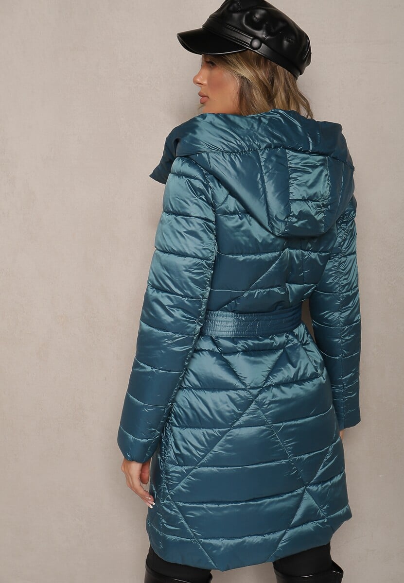 Niebieska Kurtka Pikowana o Długim Kroju z Kapturem Ozdobiona Wiązaniem w Talii Anselith