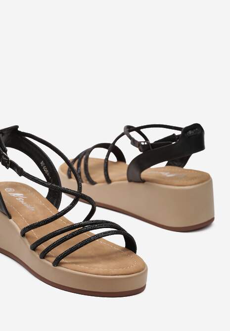 Czarne Sandały na Koturnie i Platformie Ozdobione Błyszczącymi Cyrkoniami Kaija