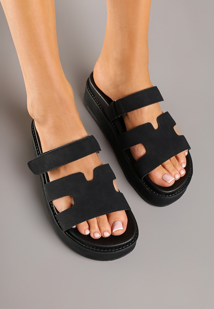 Czarne Klapki na Platformie Ozdobione Wycięciami Ellilna