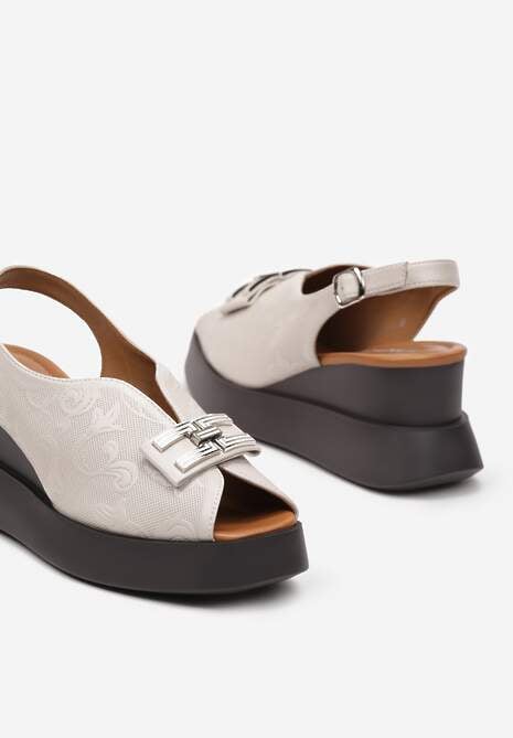 Beżowe Sandały na Koturnie Peep Toe Ozdobione Biżuteryjną Klamrą Piolina