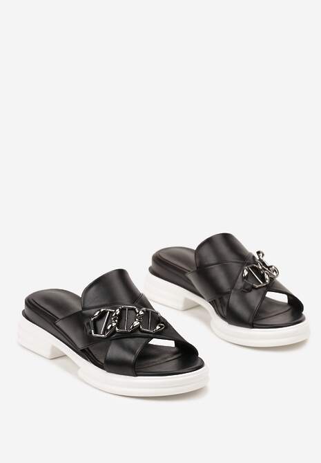 Czarne Klapki z Metaliczną Ozdobą na Froncie Serenisa