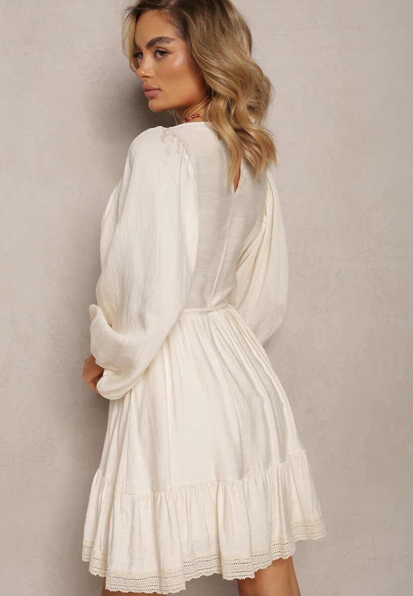 Jasnobeżowa Sukienka Boho Ozdobiona Ażurowymi Wstawkami i Koronką ze Sznurkiem w Talii Lanekade