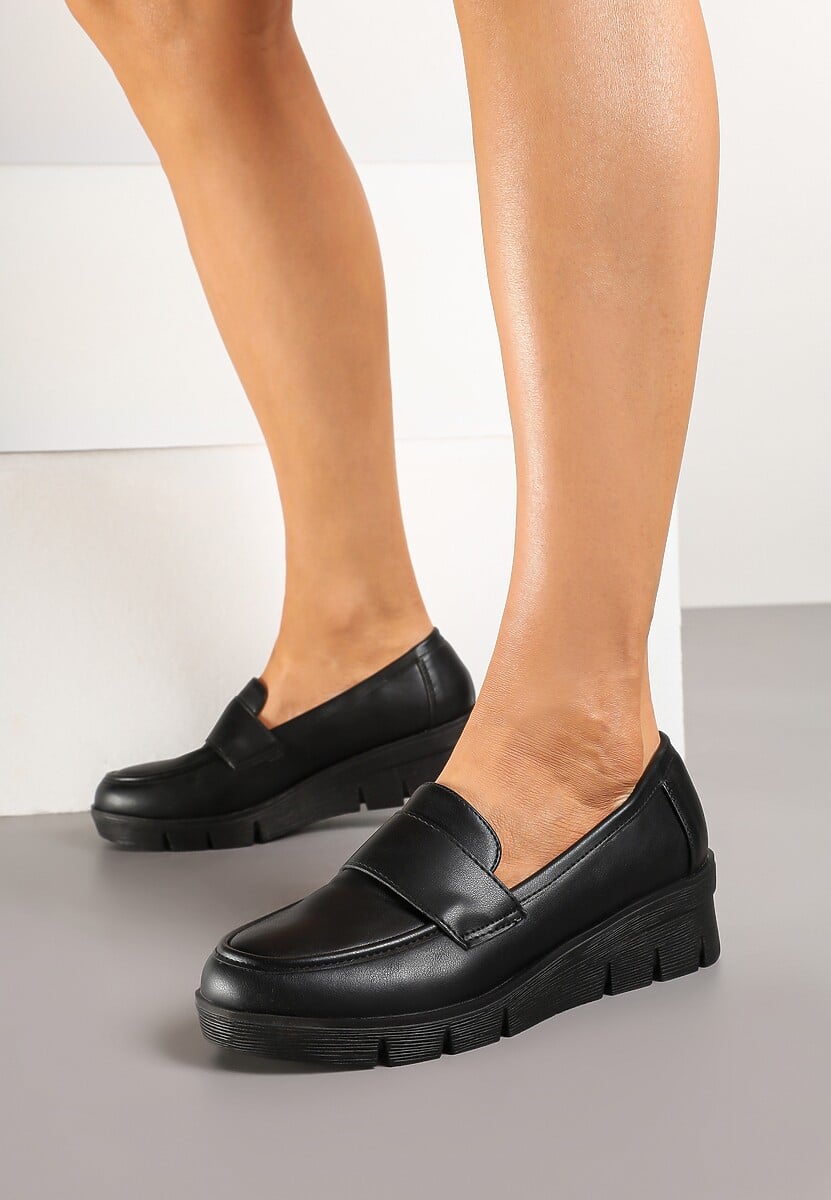 Czarne Półbuty Mokasyny z Ekoskóry na Koturnie z Wkładką ze Skóry Naturalnej Ozdobione Paskiem Zorvia