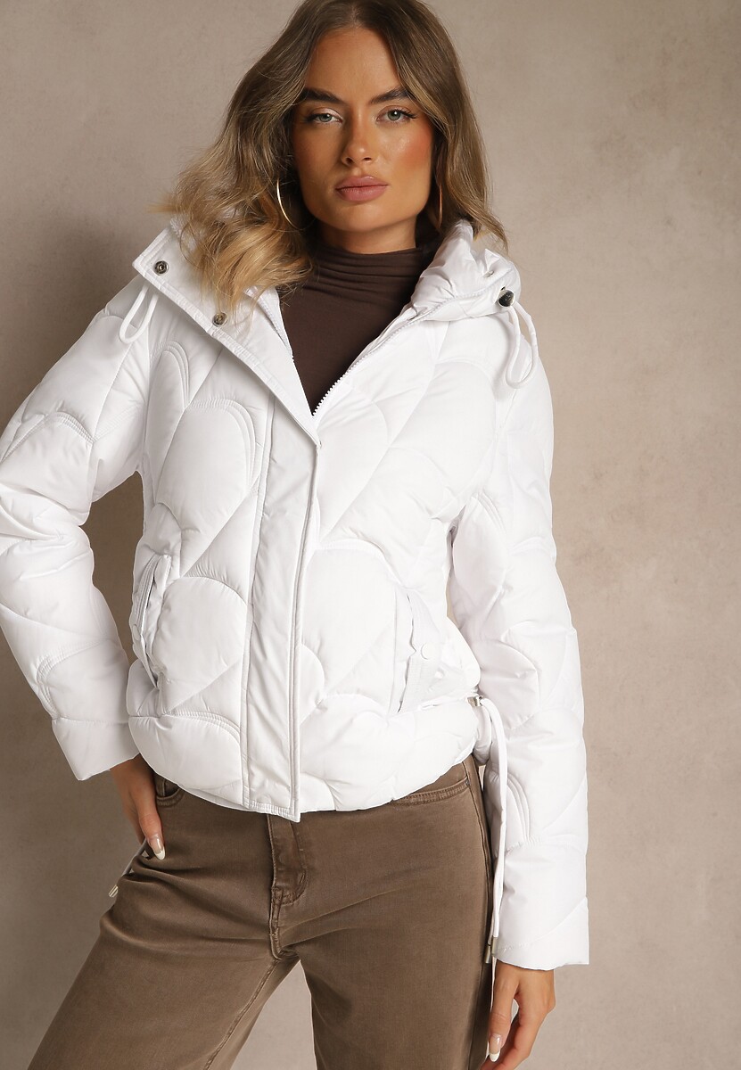 Czarna Kurtka z Pikowanymi Przeszyciami Kapturem i Aplikacjami po Bokach Oloria