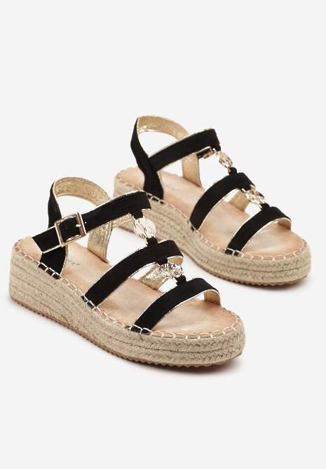 Czarne Sandały z Metalowymi Ozdobami i Plecionką na Podeszwie Karauri