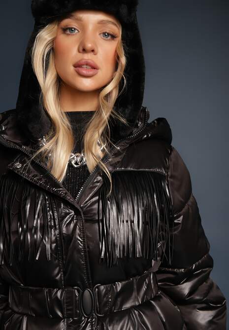 Czarna Kurtka z Kapturem i Marszczonym Paskiem Zdobiona Frędzlami i Pikowaniem Sanathra