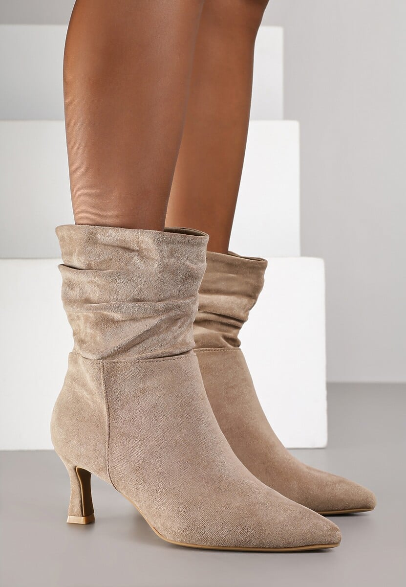 Ciemnobeżowe Botki z Imitacji Zamszu z Marszczoną Cholewką do Połowy Łydki na Niskim Obcasie Typu Kaczuszka Zakera