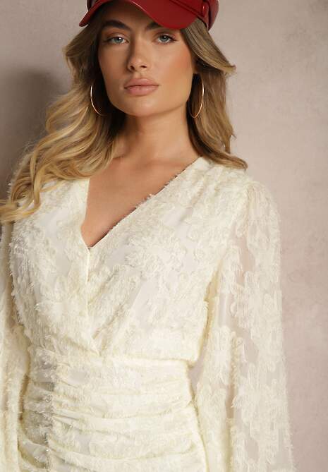 Beżowa Sukienka z Koronki o Taliowanym Fasonie z Kopertową Górą Nelabine