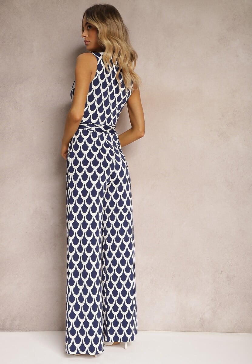 Granatowo-Biały Kombinezon o Taliowanym Kroju z Trójkątnym Dekoltem i Paskiem w Talii Geranea