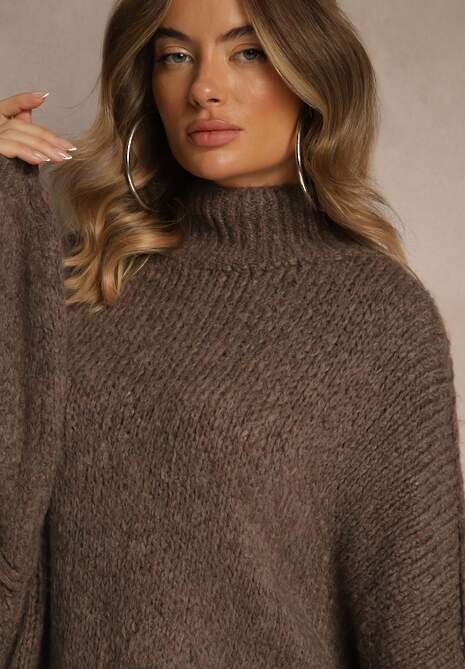 Jasnobrązowy Golf Oversize z Wełną z Opadającą Linią Ramion Lilirea