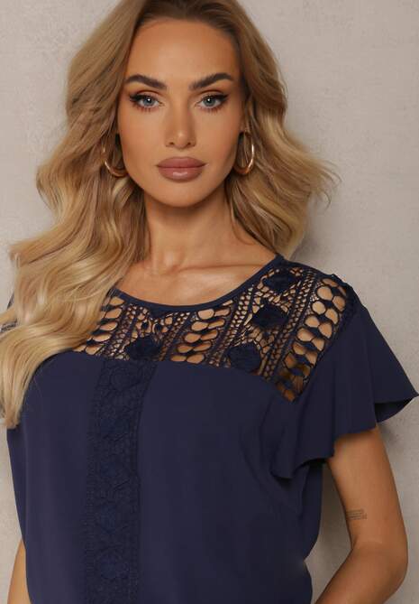 Granatowa Bluzka z Falbankami Wokół Ramion i Ażurową Koronką Przy Dekolcie Dastisa