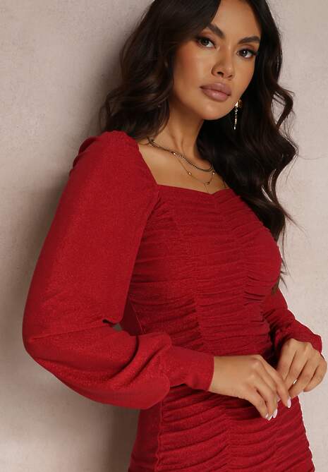 Czerwona Sukienka Błyszcząca z Marszczeniem i Kwadratowym Dekoltem Dehi