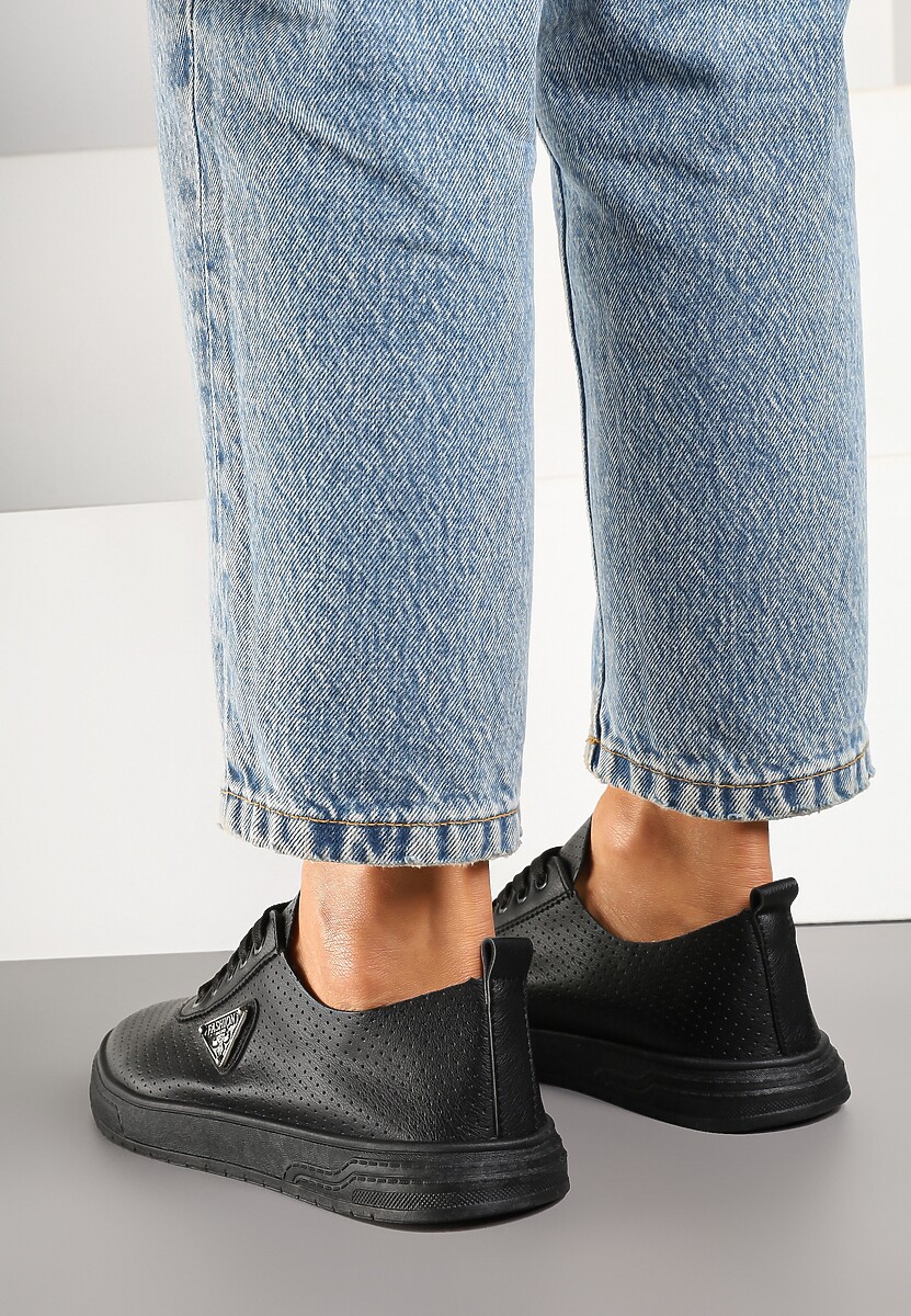 Czarne Tenisówki z Cholewką z Perforacją i Ozdobną Aplikacją Emmio