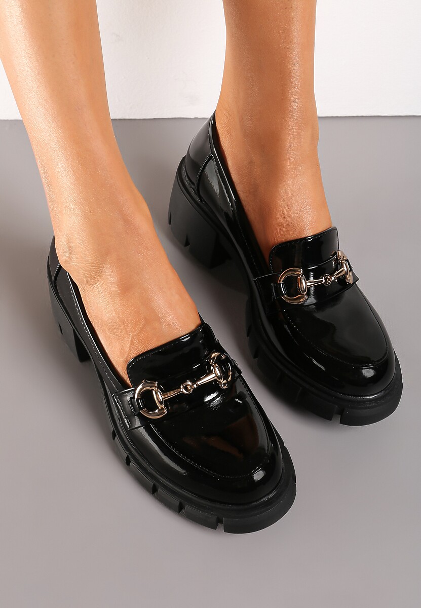 Czarne Lakierowane Mokasyny na Niskim Słupku Ozdobione Klamerką Kieriasa