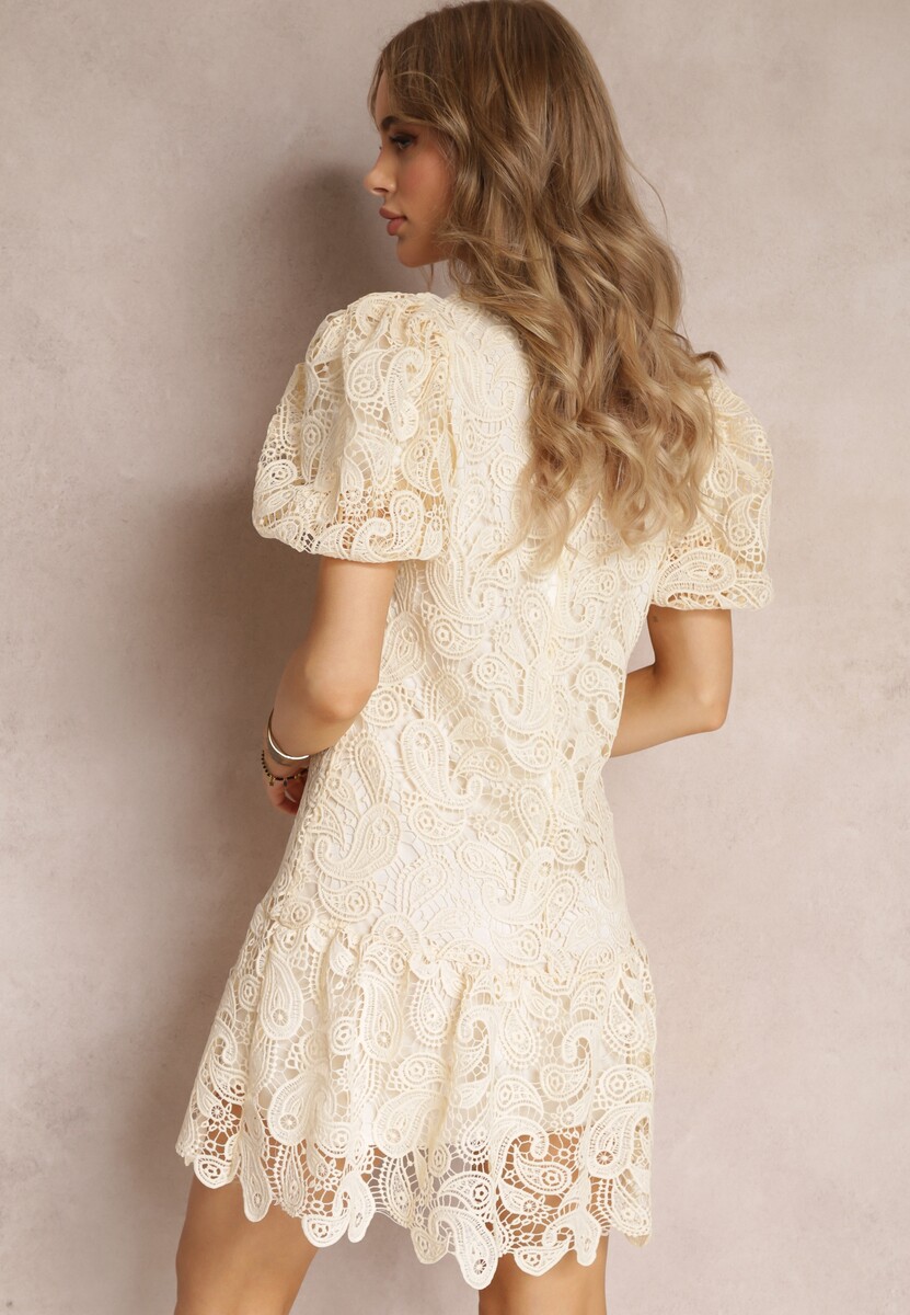 Jasnobeżowa Sukienka z Koronkowym Haftem Paisley i Bufiastymi Rękawami Briena