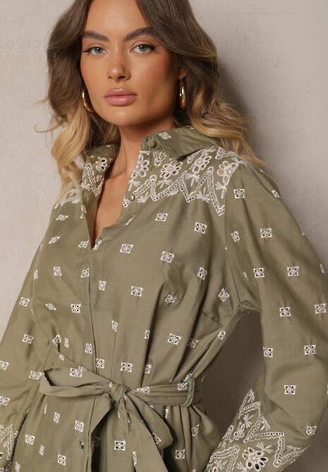 Zielona Koszulowa Sukienka Zdobiona Haftowanym Wzorem Wiązana w Pasie Tinnora