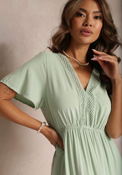 Miętowa Rozkloszowana Sukienka Maxi z Gumką w Talii i Koronkowym Dekoltem Cheteia