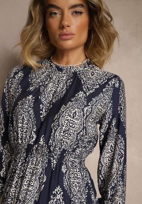 Niebieska Rozkloszowana Sukienka w Etniczny Print z Gumką w Talii i Falbanką Napirea