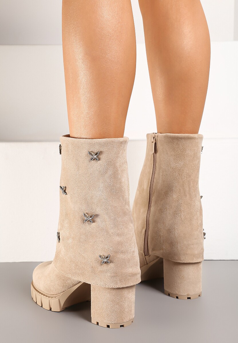 Beżowe Botki na Słupku Ozdobione Metalicznymi Aplikacjami i Wywiniętą Cholewką Taminael
