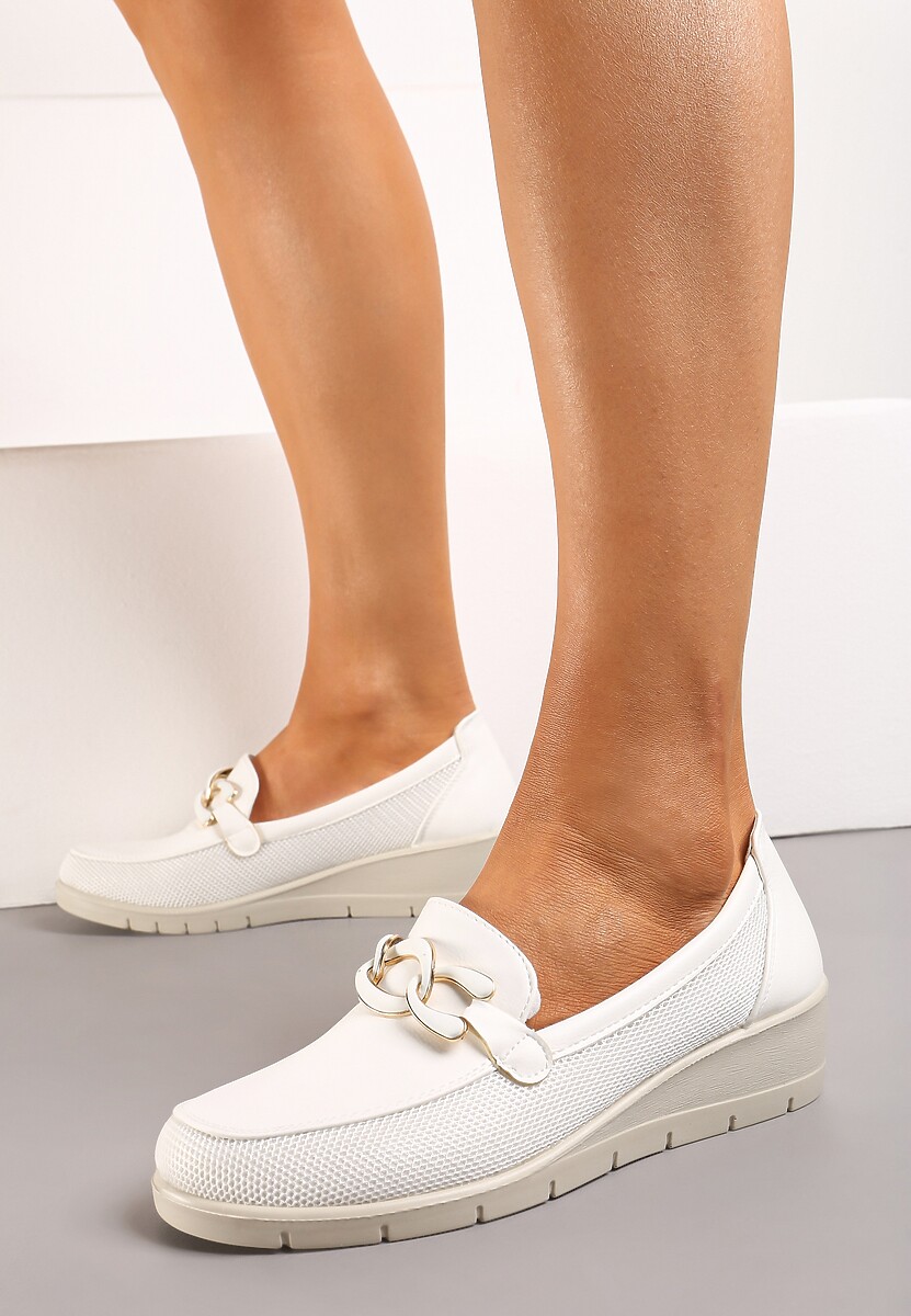 Beżowe Półbuty ze Skórzaną Wkładką na Koturnie z Ozdobną Klamrą Klurentia