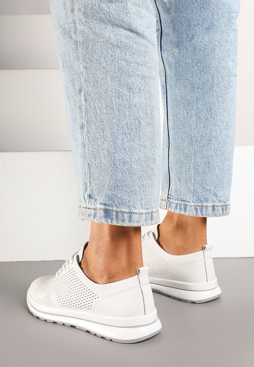 Białe Skórzane Buty Sportowe na Płaskiej Podeszwie ze Skórzaną Wkładką Ozdobione Perforacją Falali