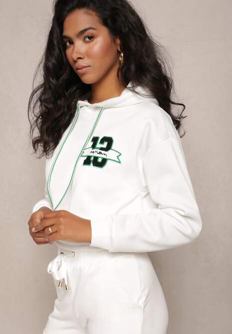 Biała Krótka Bluza z Kapturem Ściągaczami i Ozdobnym Nadrukiem Relis
