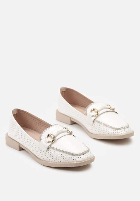 Białe Półbuty w Stylu Loafersów z Perforacją Drobnymi Cyrkoniami i Klamrą Keryth