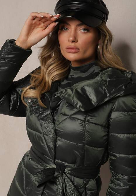 Zielona Kurtka Pikowana o Długim Kroju z Kapturem Ozdobiona Wiązaniem w Talii Anselith