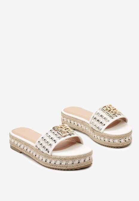 Białe Klapki z Plecionki na Niskiej Platformie z Metaliczną Ozdobą Ramosie