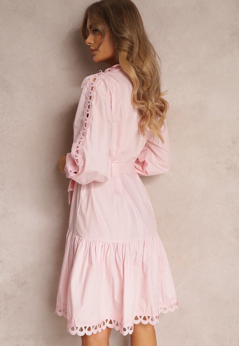 Jasnoróżowa Sukienka Midi z Ażurowymi Wstawkami i Wiązanym Paskiem Hudo