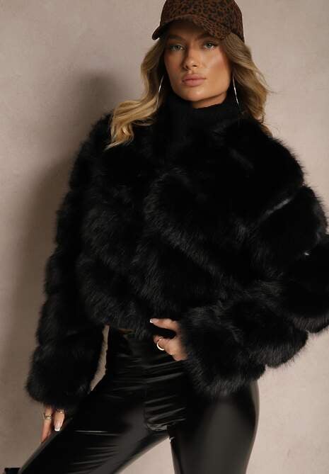Czarna Futrzana Kurtka o Krótkim Kroju Zapinana na Haftki Alorith