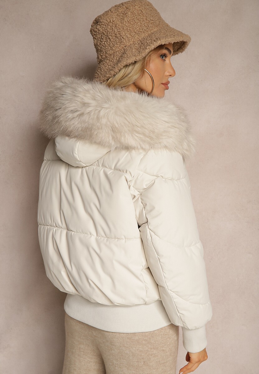 Jasnobeżowa Kurtka z Pikowaniem i Szerokimi Ściągaczami Zdobiona Futrem przy Kapturze Inilora