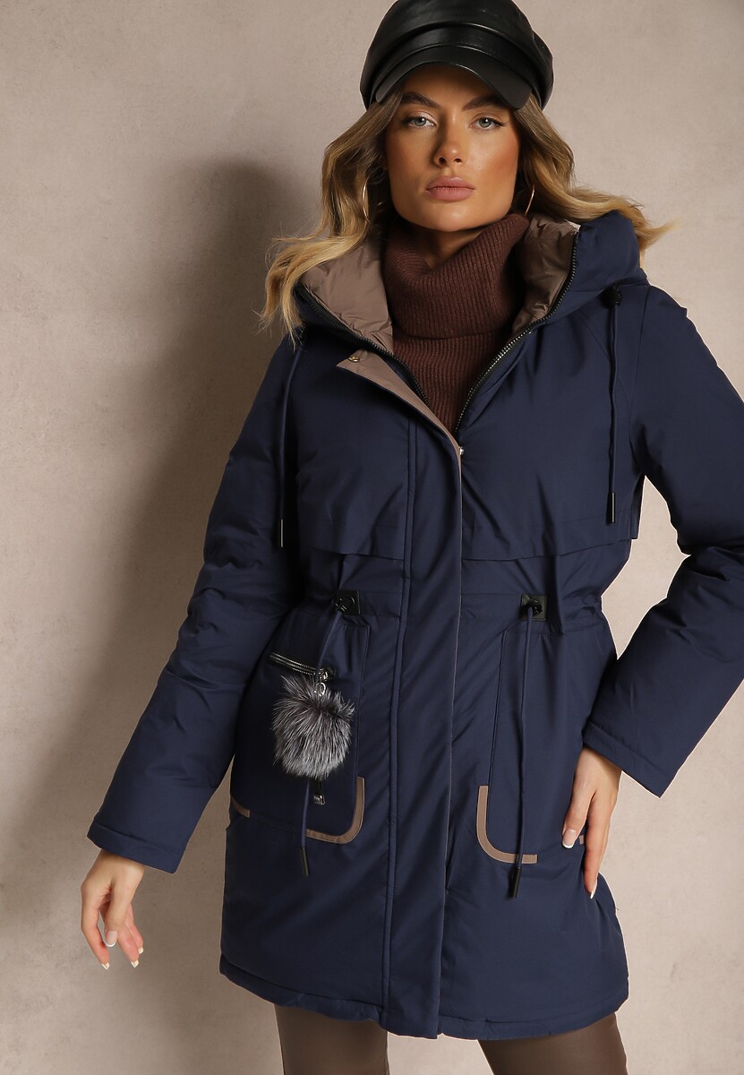 Zielona Kurtka Parka ze Ściągaczami w Talii i Kapturem Zdobiona Zawieszką Zeriena