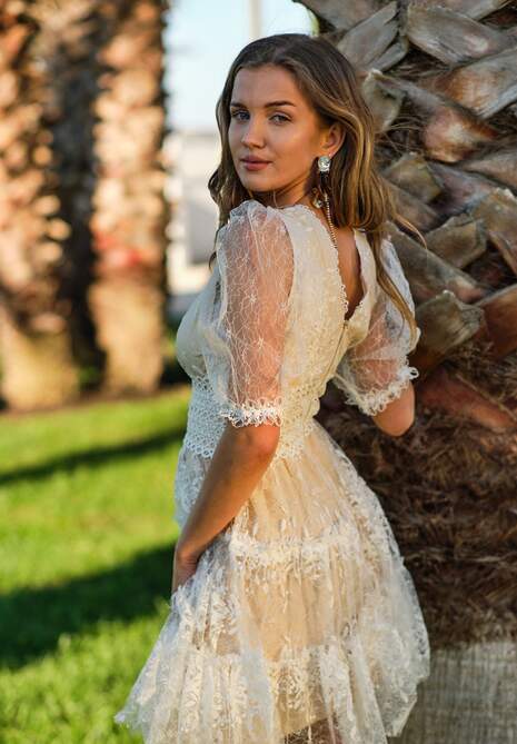 Jasnobeżowa Sukienka z Koronkową Siateczką i Bufiastymi Transparentnymi Rękawami Payge