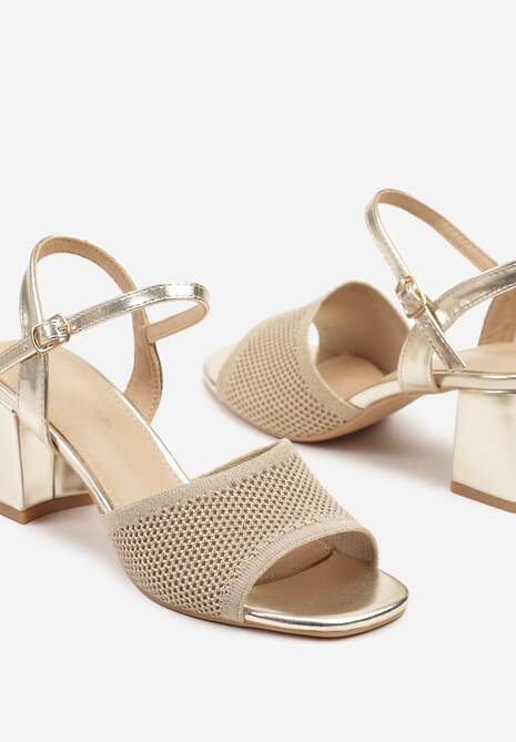 Złote Sandały na Słupku Ozdobione Siateczkowym Paskiem Arivona