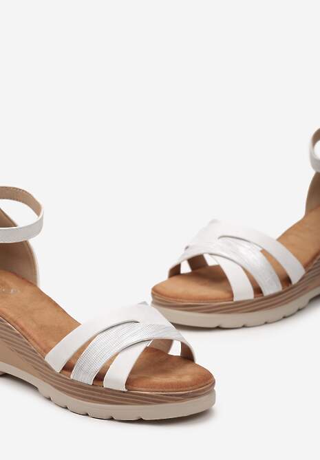 Białe Błyszczące Sandały na Koturnie Stylizowanym na Drewniany Steccaria