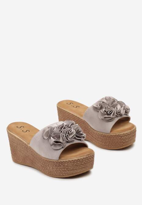 Szare Klapki na Platformie z Koturnem i Szerokim Paskiem z Kwiatami Sirecia