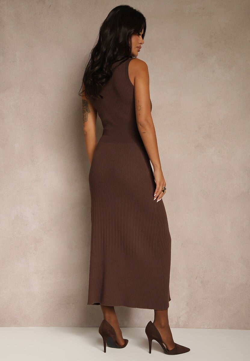 Brązowa Taliowana Sukienka Bez Rękawów z Dzianiny z Wiskozy Zdobiona Guzikami Eslinea