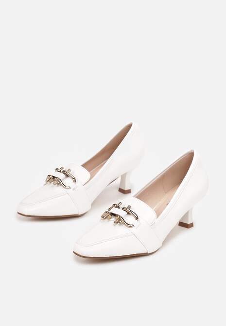 Białe Wsuwane Czółenka na Kaczuszce z Metalową Ozdobą Terellia