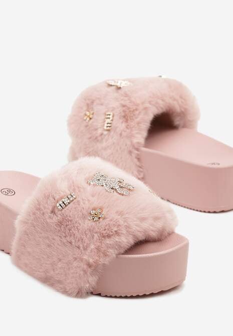 Różowe Klapki z Futerkiem i Metalicznymi Aplikacjami na Piankowej Platformie Norwia