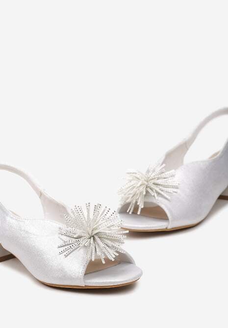 Białe Sandały Vices na Słupku ze Skórzaną Wkładką z Pomponem i Cyrkoniami Tiraga