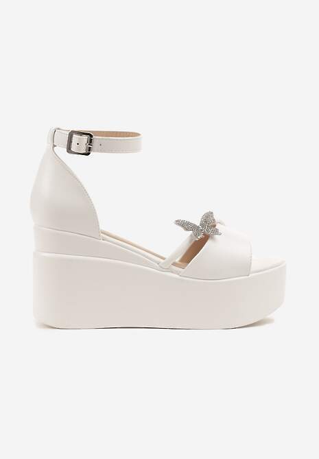 Białe Sandały na Platformie i Koturnie z Aplikacją Motylka i Sprzączką przy Kostce Lorkio