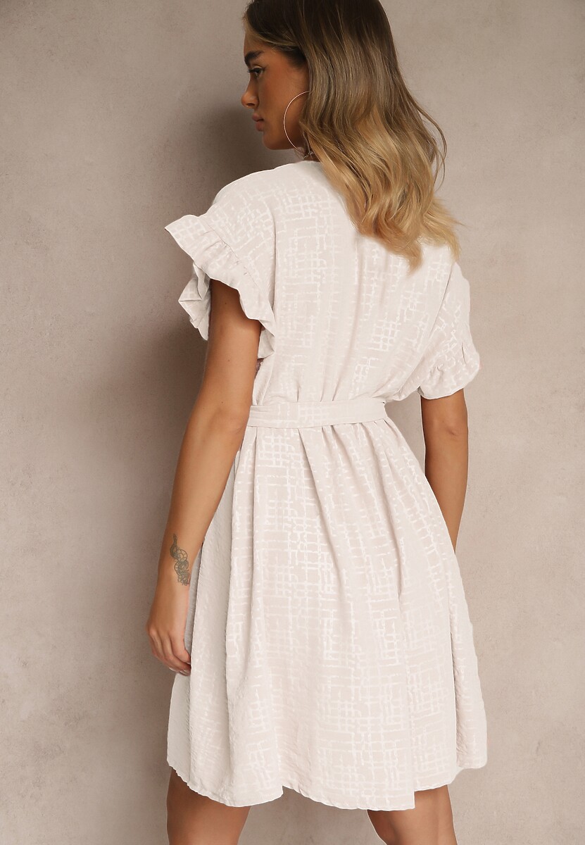 Jasnobeżowa Sukienka z Paskiem i Falbankami przy Rękawach Folunelle