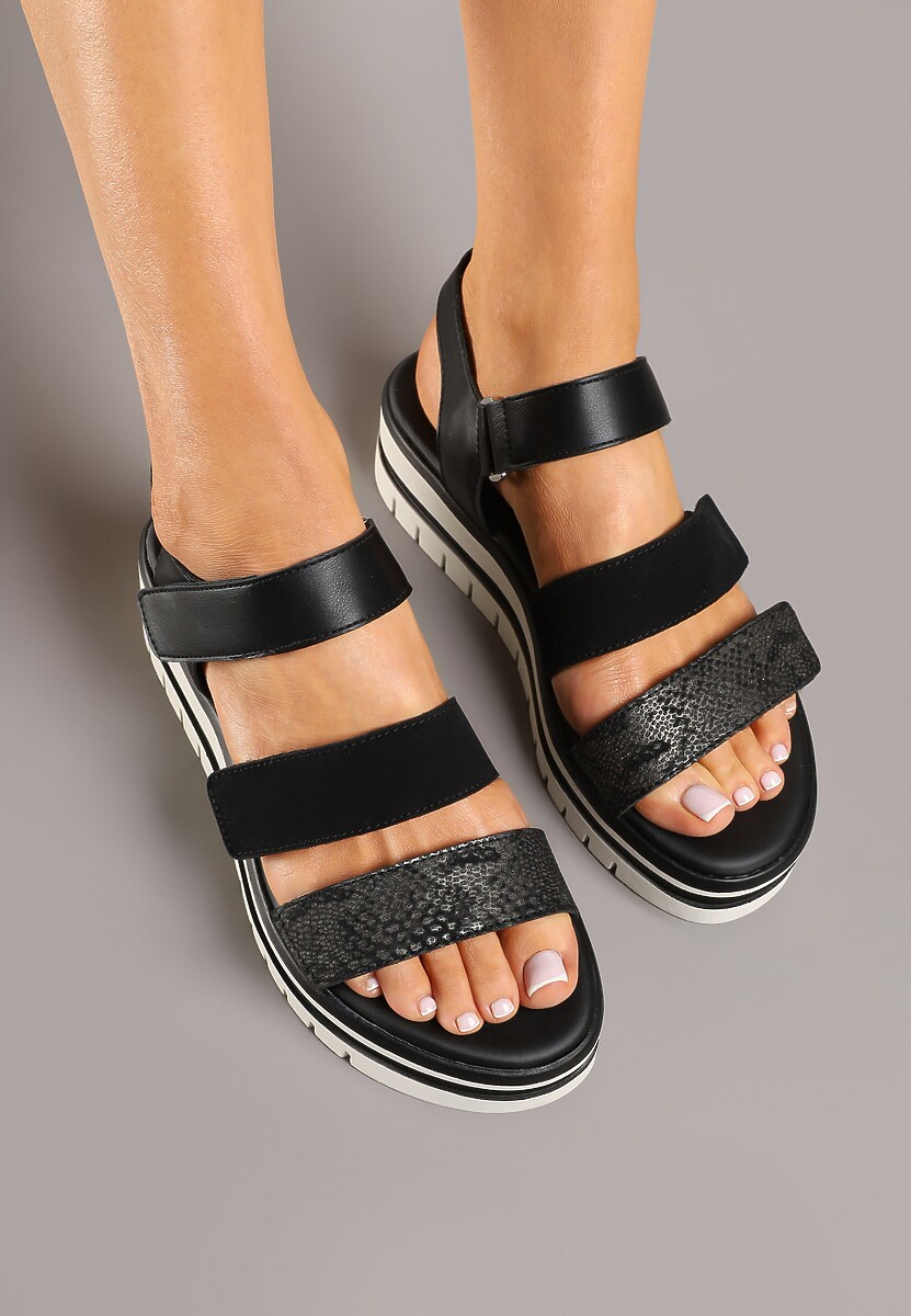 Czarne Sandały na Niskiej Tłoczonej Platformie z Metalicznym Wykończeniem Weonea