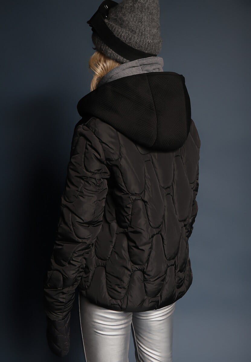 Czarna Kurtka z Materiałowym Kapturem i Kieszeniami Zdobiona Pikowanymi Przeszyciami Ravathrias