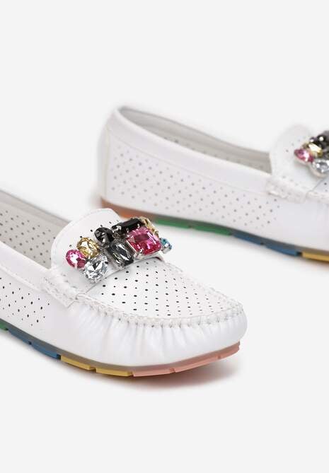 Białe Mokasyny z Przeszyciami i Ozdobą z Cyrkonii Olini