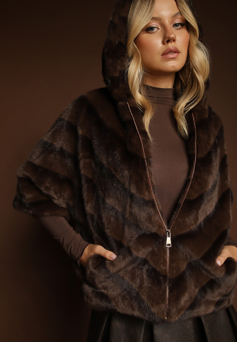 Brązowa Kurtka Futrzana o Kroju Oversize z Kapturem i Rękawami 3/4 Titene